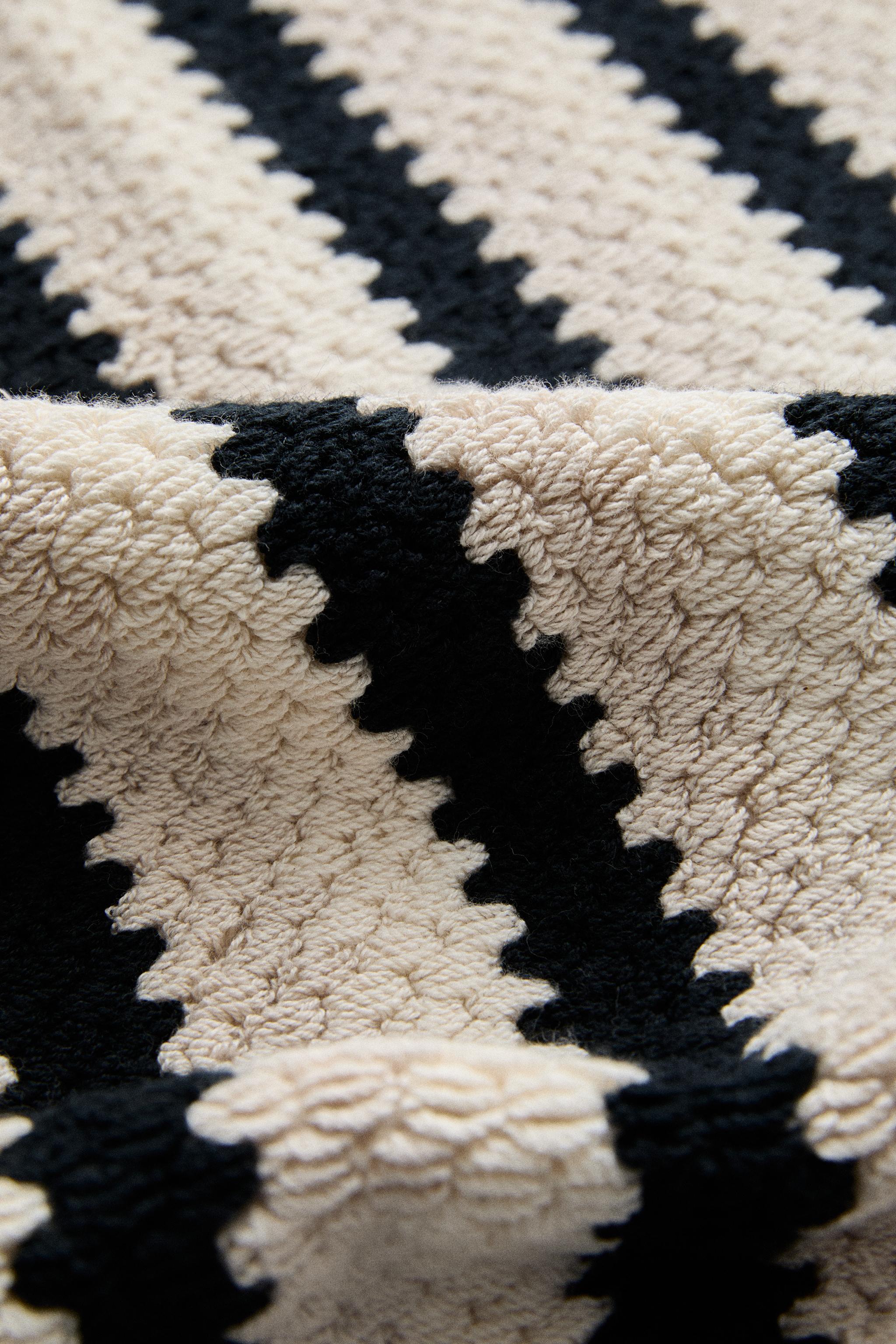 GEOMETRIC JACQUARD BATH MAT
